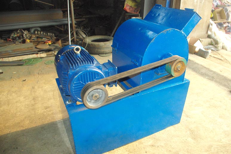 粉餅機(jī)，碎餅機(jī)，大餅打碎機(jī)，花生茶籽大豆餅粉碎機(jī)